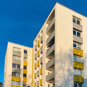 Weißes Und Gelbes Betongebäude Unter Blauem Himmel